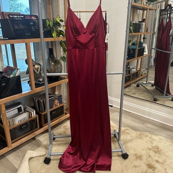 David's Bridal Dresses & Skirts - David’s Bridal Plunging Stretch Satin Dress